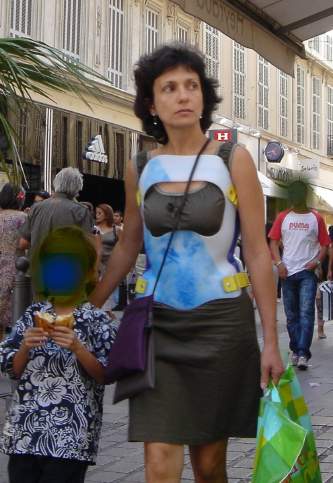 So souverän, wie diese Frau ihr Korsett trägt wäre es im Sommer gut möglich. 
<br />Man darf "Anderen" nur niemals das Gefühl geben, daß man sich dafür schämt. Dafür gibt es wirklich keinen Grund.