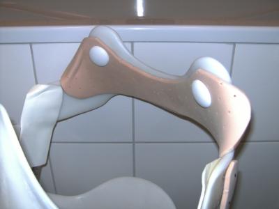 Das sind die Reklinations-Animations-Zusatzpelöttchen, (Türpuffer vom BAUMARKT) die mich eigentlich reizen sollten mehr aktiv zu reklieren, die aber das TüKO eher noch bequemer machten. Sitzen ganz genau in der "Mohrenheimschen Grube".