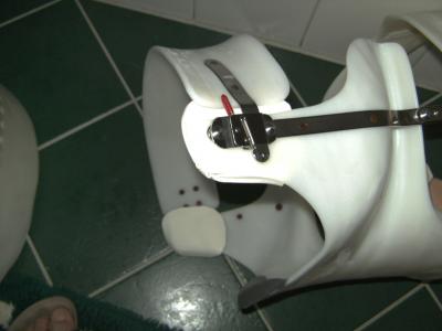 Hier die Zusatzpolsterung der unteren Verschlüsse und Scharniere.