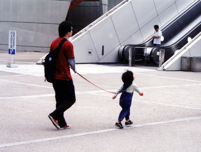 tgs_3_child_on_leash_at_tokyo_game_show.jpg